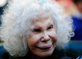 La duquesa de Alba se deja querer en Arganzuela