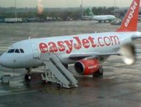 Motín de pasajeros por la cancelación de dos vuelos de EasyJet en Barajas