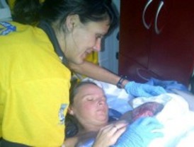 El Samur atiende a una mujer que da a luz en su coche