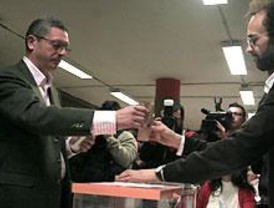 El PP arrolla en los municipios y UPyD se 'come' a IU