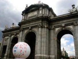 Festejan el 'diadeinternet' con un globo en la Puerta de Alcalá