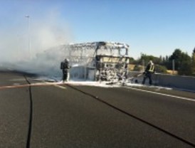 Retenciones en la A-6 por el incendio de un autobús