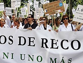 Médicos y farmacéuticos se manifiestan ante Sanidad para protestar por los recortes