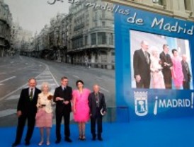 Madrid premia a la duquesa de Alba, Antonio López, Luz Casal y Caja Madrid