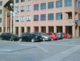 IU denuncia que vehículos particulares de la Policía Nacional aparcan a diario en la Plaza de la Remonta