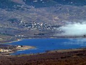 El agua embalsada desciende ligeramente durante la última semana