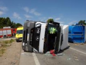 Un hombre, grave tras volcar el camión que conducía en la M-404
