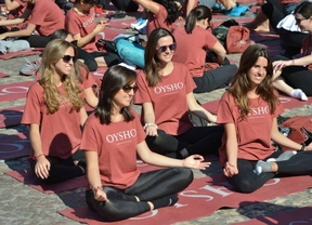 Más de 3.000 personas han practicado yoga en la Plaza Mayor