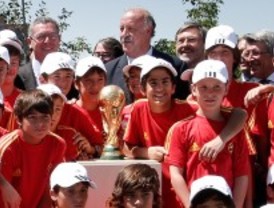 Una placa recuerda la victoria de la Roja