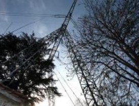 La torres eléctricas de Aravaca siguen sobre las casas