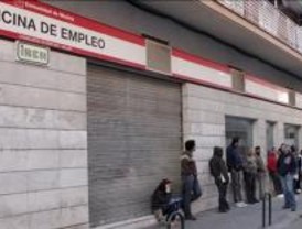 Este jueves cobran los 420 euros los parados de larga duración