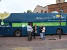 Un autobús municipal recorre Getafe para ofrecer información a los parados