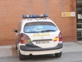 Detenidos dos 'antisistema' por quemar un toldo en Manuel Becerra