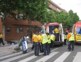 Muy graves tras chocar contra una marquesina