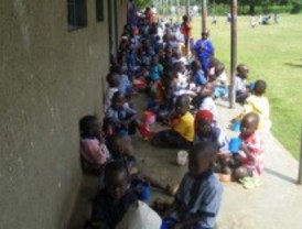 Pintura solidaria para 100 niños africanos