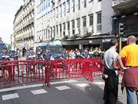 Un amplio dispositivo policial impide a los indignados acercarse al ayuntamiento de Madrid