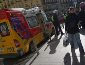 Herido grave un motorista tras chocar con un turismo en la calle Alcalá