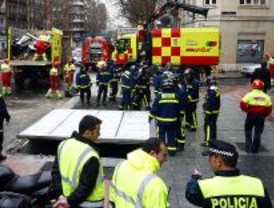 Heridos tres pasajeros de un bus que derribó una marquesina