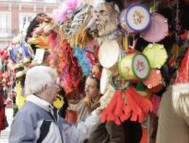 Los puestos de artículo de broma navideños se trasladan a la plaza de Santa Cruz