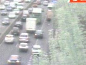 Una pérdida de aceite provoca un pequeño incendio en un autobús en la A-5