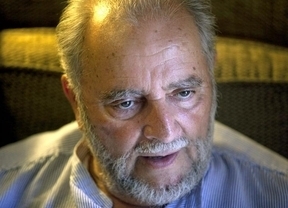 Julio Anguita permanece hospitalizado por un problema cardíaco