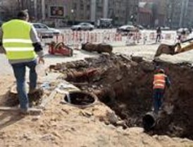 Un socavón por una tubería averiada corta el tráfico en la calle de Cavanilles