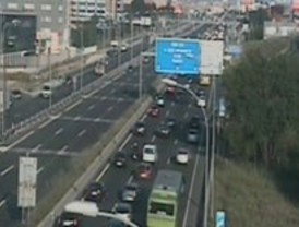 Un accidente atasca la M-40 con 10 kilómetros de retenciones