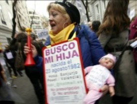 Suspenden la declaración de dos médicos en un caso de 'bebés robados'