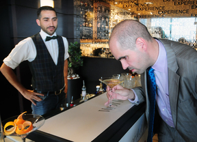 Jonatan Armengol presenta la I Guía de Coctelería de España