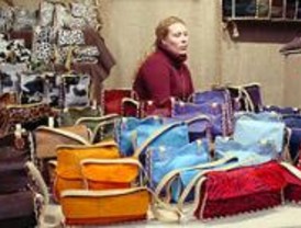 Una feria muestra el trabajo de mujeres artesanas de Madrid