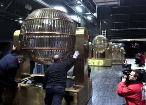 Los bombos de la Lotería de Navidad ya están en el Teatro Real