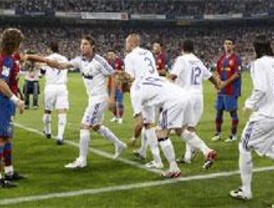 El Madrid avasalla al Barça para festejar la Liga