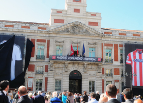 La pantalla gigante para ver el partido, pendiente de la Junta Electoral