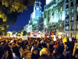 Unas 3.000 personas cortan la calle Alcalá al grito de 'Aguirre no tiene educación'