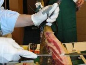 Madrid acoge un acto para registrar el récord del mayor número de cortadores de jamón