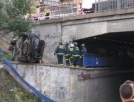 Cuatro heridos leves al caer su coche por un puente en la N-V