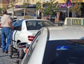 Las taxistas de Madrid paran 15 minutos por el asesinato de un compañero en Salamanca