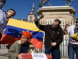 Opositores a Chávez escenifican un 'zapatazo' al presidente de Venezuela