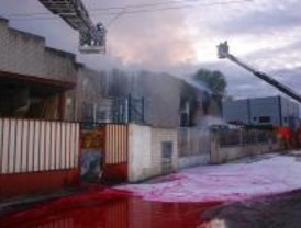 Un incendio en un polígono industrial de Madrid causa graves daños