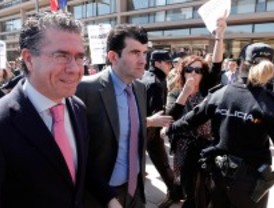 Trabajadores de la Justicia y abogados del turno de oficio persiguen a Granados en Alcalá