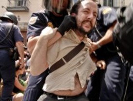 La Policía desaloja a los indignados de la puerta del garaje de la plaza de la Villa