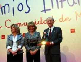Aguirre entrega los Premios de la Infancia a CEIM y otras entidades