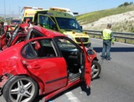 Dos heridas tras ser embestido su coche de autoescuela por un camión