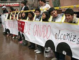 Via crucis de protesta en el Palacio Valdés
