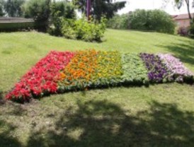 Getafe celebra el Día del Orgullo con una bandera de flores con los colores del arco iris
