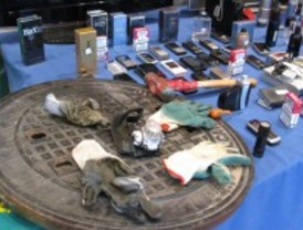 Detenidos por robar en tiendas con tapas de alcantarilla
