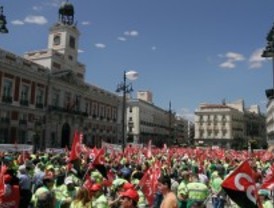 Miles de trabajadores de recogida de basura protestan contra los recortes