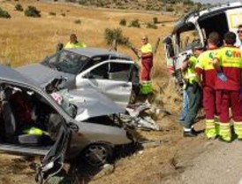Dos muertos al colisionar un turismo y un camión en la M-214 a la altura de Coslada