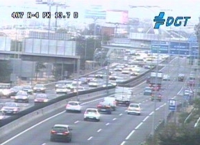 La lluvia, la niebla y dos accidentes complican el tráfico