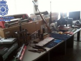 Desmantelan dos talleres en los que se 'maquillaban' coches de lujo robados